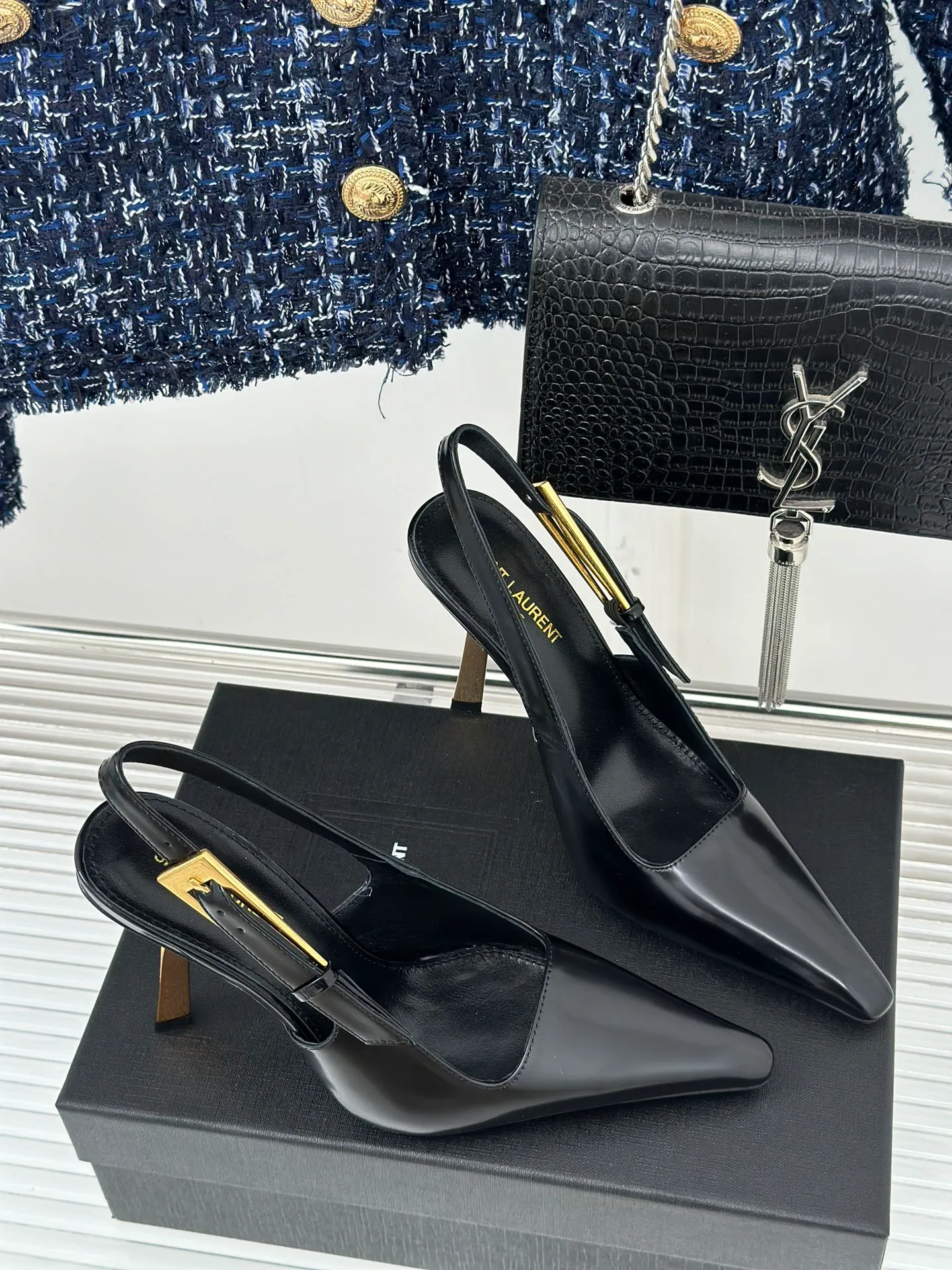 👟👟Ex-factory price 540👟👟 Saint Lauren*YSL Saint Laurent 24ss new catwalk high-heeled pointed-toe sandals. The upper is made of calf patent leather. The lining is tiptoe mixed sheepskin. Italian imported leather outsole. Heel height: 9 cm. Size: 34-41.